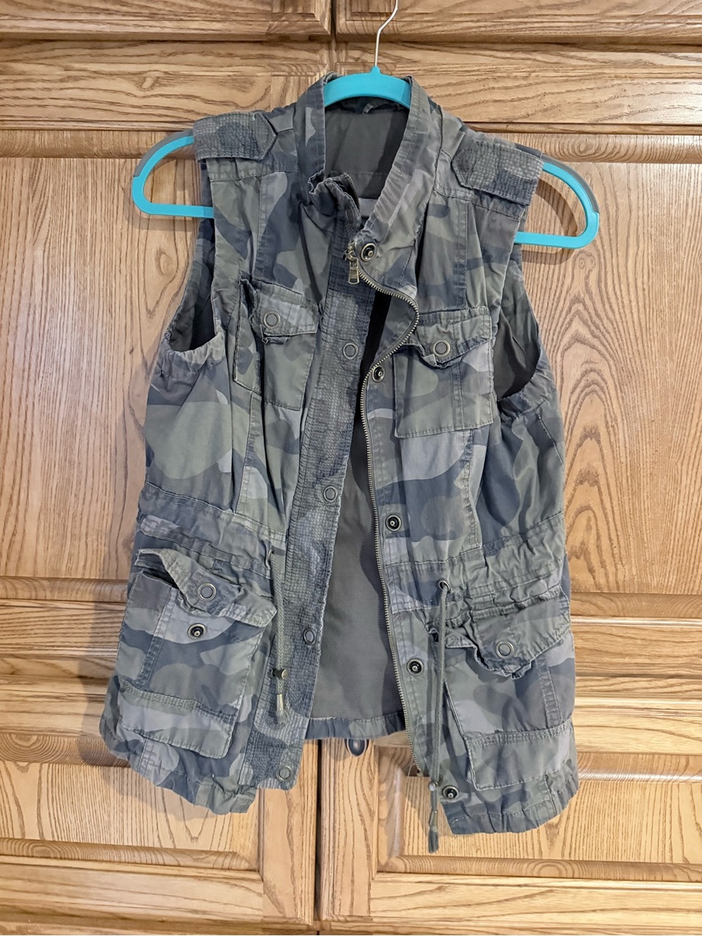 Sleeveless Utility Vest in Gray Camo